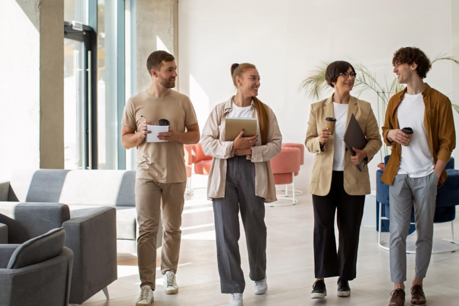 Finanzexperte bei der strategischen Planung mit saisonalen Dokumenten